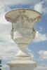 Vase orné de guirlandes de fleurs, image 2/15