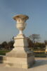 Vase orné de guirlandes de fleurs, image 1/15