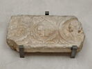 Fragment de frise décoré d'un buste ailé en médaillon, de rinceaux et de têtes, image 2/2
