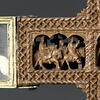 Croix-reliquaire en bois, sculptée de dix-huit scènes de la vie du Christ et trois reliquaires aux extrémités, image 14/29