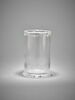 Vase de forme cylindrique à décor gravé de trophées, image 2/5
