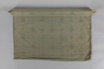 Rouleau de tissu d'ameublement à fond vert décoré d'étoiles et de vases à têtes de béliers blancs et or, image 2/3