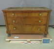 Commode à trois tiroirs, image 1/3