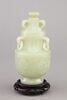 Petit vase en jade à couvercle, avec socle en bois, image 1/3