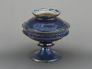 Grande coupe à pied, moulurée, bleue à décor lustré, image 1/2