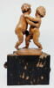 Statuette en buis : enfants luttant, image 3/13