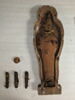 Cercueil miniature contenant une pseudo-momie d'Osiris, trois figurines de fils d'Horus et une boule magique ou scarabée, image 3/8