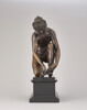Statuette : femme à la toilette dite la Tireuse d'épine, image 2/5