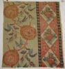 Grand fragment décoré de deux bandes décorées de fleurs, losanges, feuilles, image 1/5